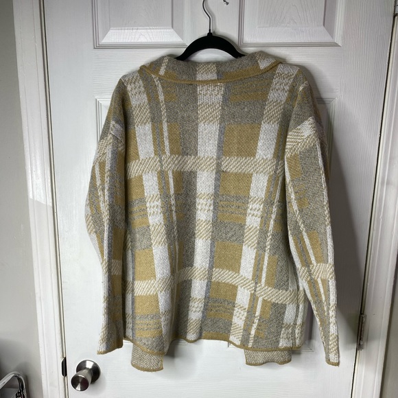 A cute lightweight knit cardigan jacket for those perfect windy days - Picture 3 of 4